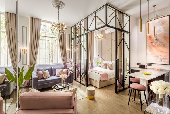 3 makuuhuonetta, työpöytä, silitysrauta/-lauta, vauvan matkasänky