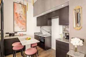 Geladeira, micro-ondas, fogão, cooktop