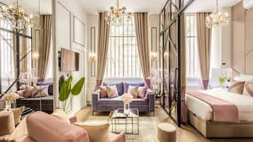 3 habitaciones, escritorio y tabla de planchar con plancha