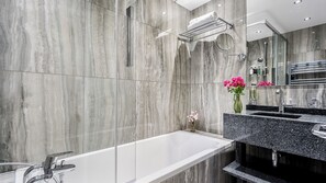 Baignoire, séchoir à cheveux, serviettes fournies
