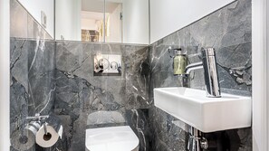 浴槽、ヘアドライヤー、タオル