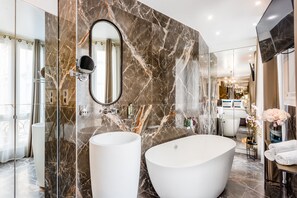 Baignoire, séchoir à cheveux, serviettes fournies