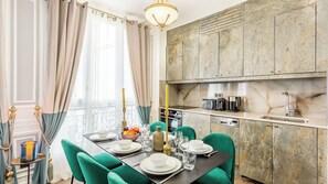 Réfrigérateur, four à micro-ondes, un four, surface de cuisson