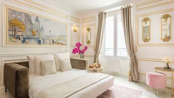 2 habitaciones, escritorio y tabla de planchar con plancha