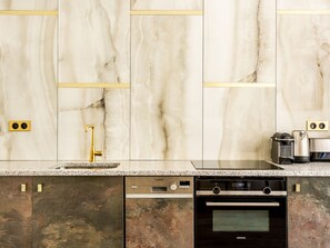 Refrigerador, microondas, horno y parrilla de estufa 