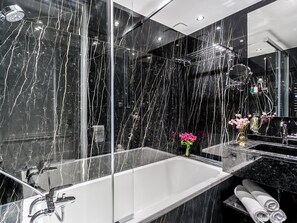 Badekar, hårtørrer, håndklæder