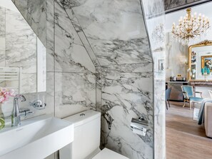 Bathtub, hair dryer, towels - Merveil - Luxury Suite - Louvre - Aboukir V (Paris)