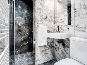 Bathtub, hair dryer, towels - Merveil - Luxury Suite - Louvre - Aboukir V (Paris)
