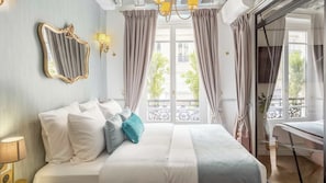 4 chambres, bureau, fer et planche à repasser, lit de bébé portatif