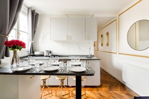 Réfrigérateur, micro-ondes, four, plaque de cuisson