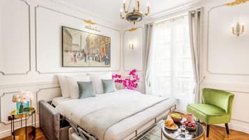 2 slaapkamers, een bureau, een strijkplank/strijkijzer, reisbedje
