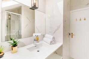Hair dryer, towels - Merveil Luxury Suite Royale II - Saint Honore view (Paris)