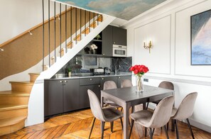 Dining - Merveil Luxury Suite Royale II - Saint Honore view (Paris)