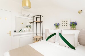 2 bedrooms, desk, iron/ironing board, travel cot - Merveil Luxury Suite Royale II - Saint Honore view (Paris)