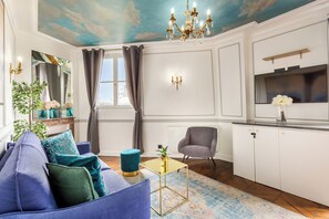 Smart TV - Merveil Luxury Suite Royale II - Saint Honore view (Paris)
