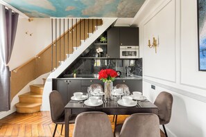 Dining - Merveil Luxury Suite Royale II - Saint Honore view (Paris)