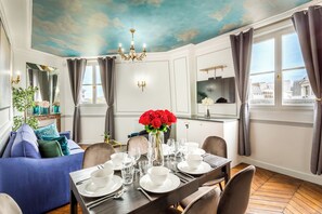 Dining - Merveil Luxury Suite Royale II - Saint Honore view (Paris)