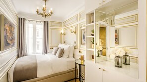 5 bedrooms, desk, iron/ironing board, travel cot - Merveil Signature Suite - Valois - Louvre view (Paris)