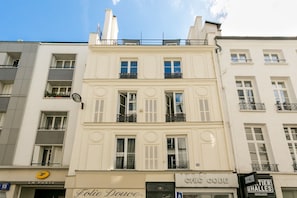 Classic architecture meets urban charm in this well-maintained building.