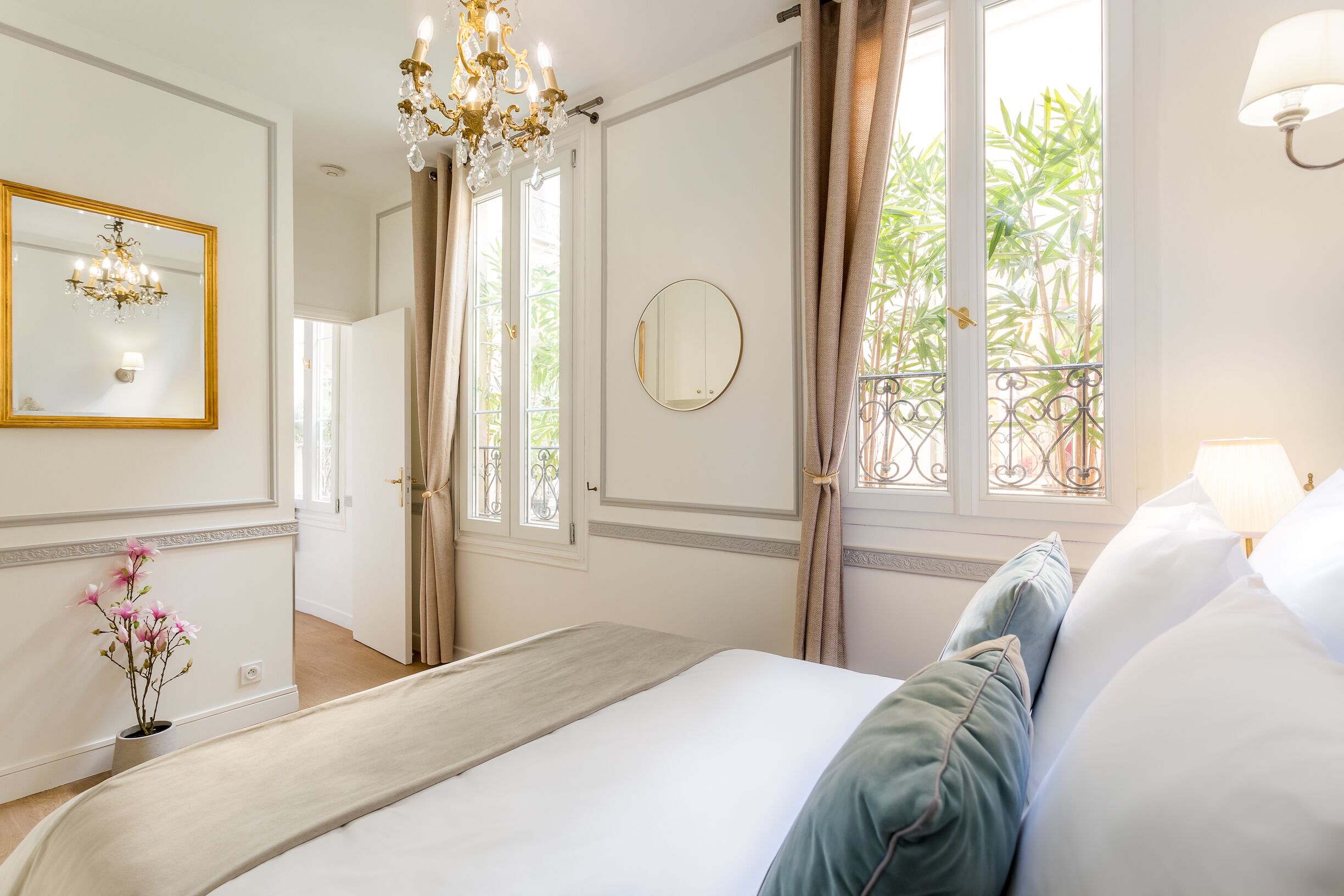 2 makuuhuonetta, työpöytä, silitysrauta/-lauta, vauvan matkasänky