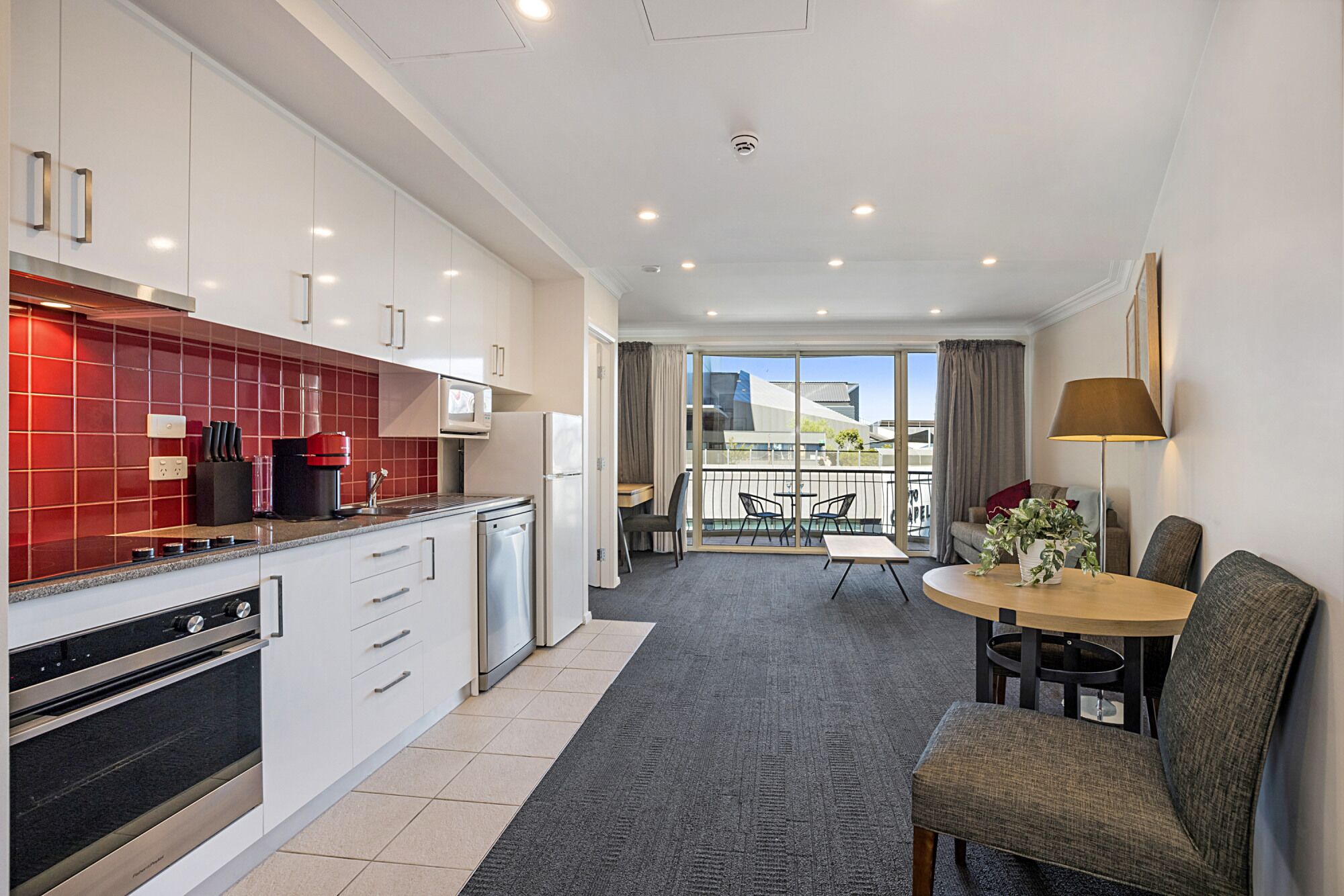 Cosy Unit with Balcony near Dining and Shopping