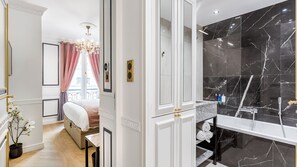 Bañera, secador de pelo, toallas
