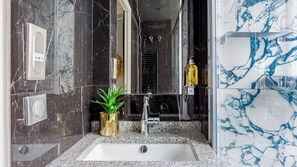 Baignoire, sèche-cheveux, serviettes fournies