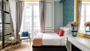 2 habitaciones, escritorio y tabla de planchar con plancha 