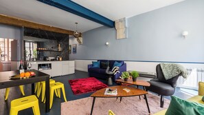 Un espace de vie moderne comprenant une cuisine, un coin repas et un espace salon.