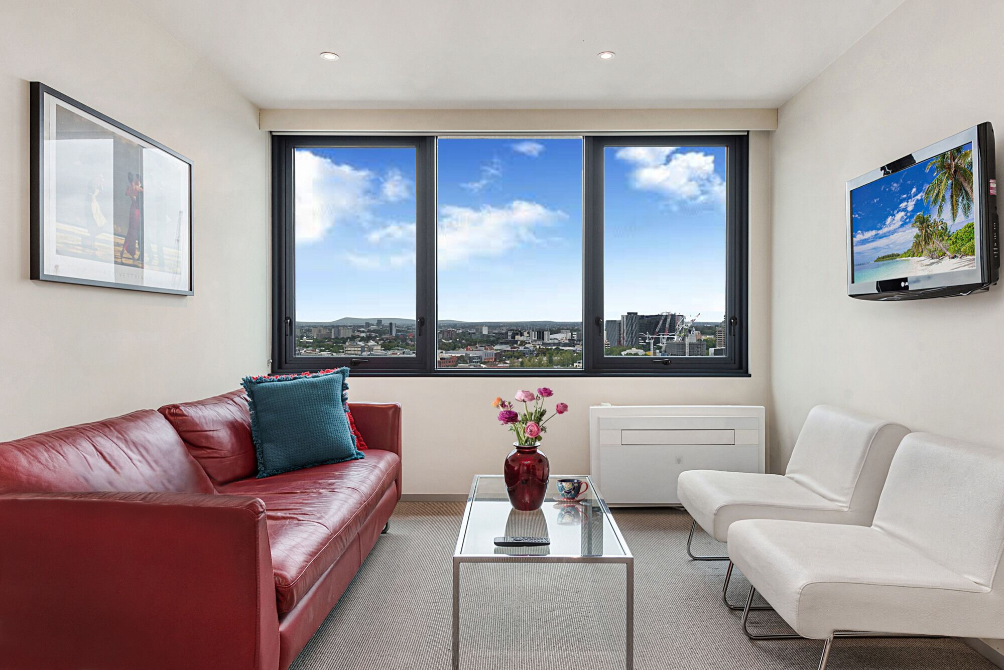 Cental CBD Unit with Gym, Near Dining and Shops