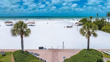 Plage, chaises longues, serviettes de plage