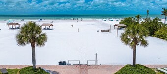 Steps to Siesta Key BEACH!  Pool, Tennis Court, Shuffle Board, Basketball!  