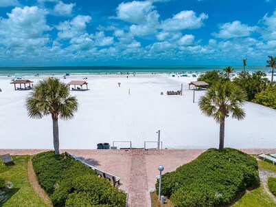 Steps to Siesta Key BEACH! Pool, Tennis Court, Shuffle Board, Pickle Ball!
