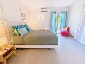 2 makuuhuonetta, työpöytä, silitysrauta/-lauta, vauvan matkasänky