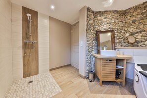 Shower, jetted tub, hair dryer