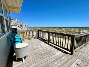 Terrace/patio - A Pop's Place / 117 E Beach Drive (Oak Island)