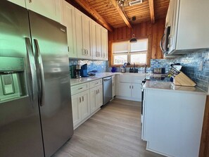 Kylskåp, mikrovågsugn, ugn och spishäll