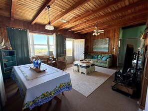 Tv, dvd-spelare och böcker