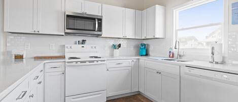 Een koelkast, een microgolfoven, een oven, een kookplaat