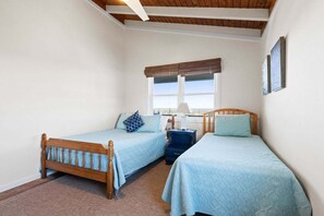 4 bedrooms, Internet - Kingfisher / 6007 W Beach Drive (Oak Island)