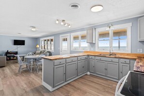 Interior - Gray Gull / 1003 W Beach Drive (Oak Island)