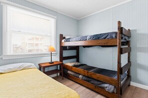 3 bedrooms, internet - Gray Gull / 1003 W Beach Drive (Oak Island)