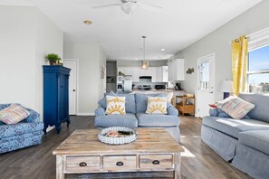 Télévision, lecteur de DVD, livres, chaîne hi-fi