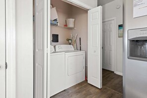 Interior - Holidaze / 4330 E Beach Drive (Oak Island)