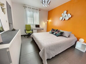 3 bedrooms, desk, iron/ironing board, travel crib