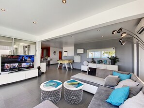 テレビ、テーブルサッカー台、卓球台