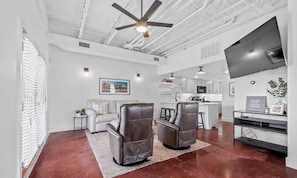 TV, offices - Dickson St. Hideaway (Fayetteville)