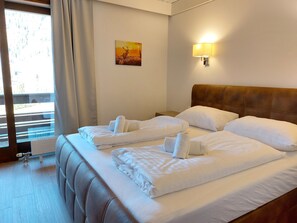 2 bedrooms, in-room safe, iron/ironing board, travel crib