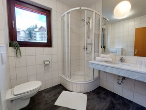Badewanne, Haartrockner, Handtücher, Seife