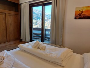 2 bedrooms, in-room safe, iron/ironing board, travel crib